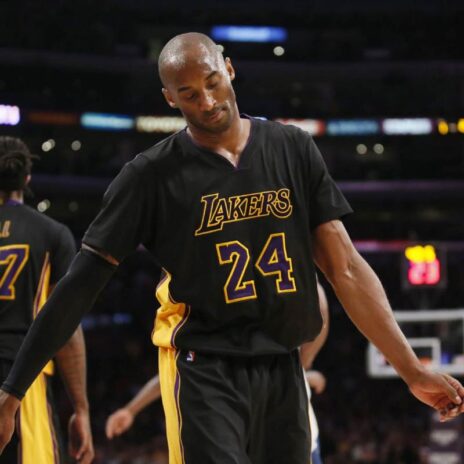Kobe con la aglia Los Angeles Lakers nera con le maniche