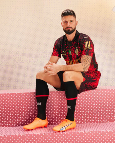 Giroud con la divisa del Milan Kochè 2023