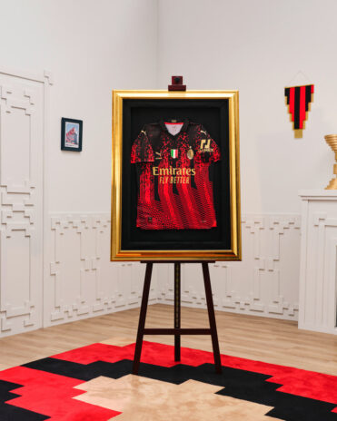 Un quadro con la quarta maglia del milan all'interno