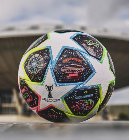 Il pallone della fase finale della Champions donne 2022-2023 a Eindhoven