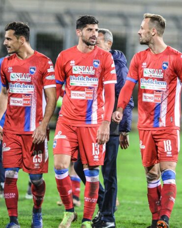 Seconda maglia Pescara rossa 2022-23