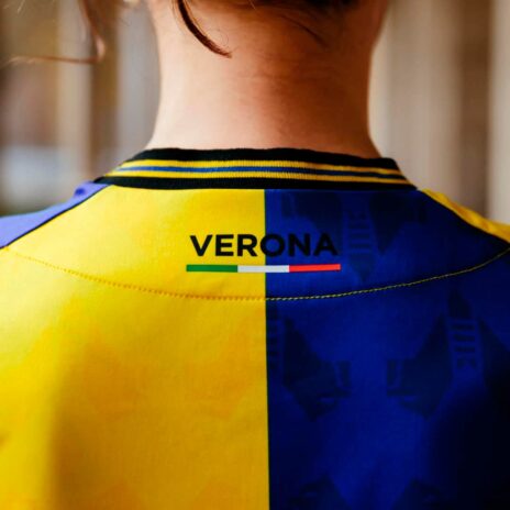 La scritta Verona con il tricolore italiano