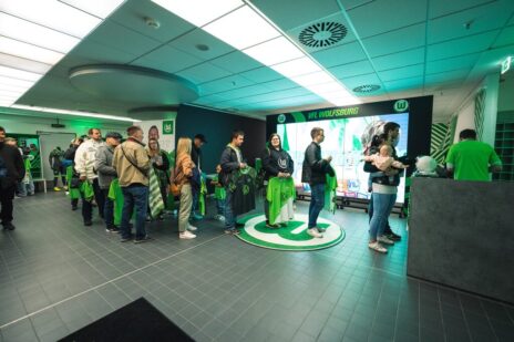 fans-queue-maglie-wolfsburg-locker-room-23-24