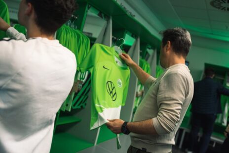 fans-watching-maglie-wolfsburg-locker-room-23-24