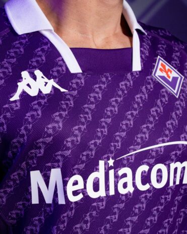 Dettaglio prima maglia Fiorentina colletto