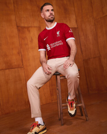 Henderson con la nuova divisa del Liverpool 2023-24