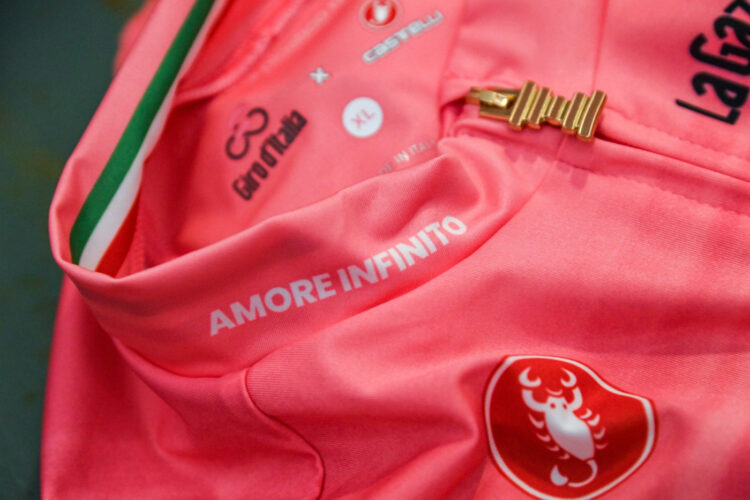 Amore infinito sulla maglia rosa del Giro d'Italia 2023
