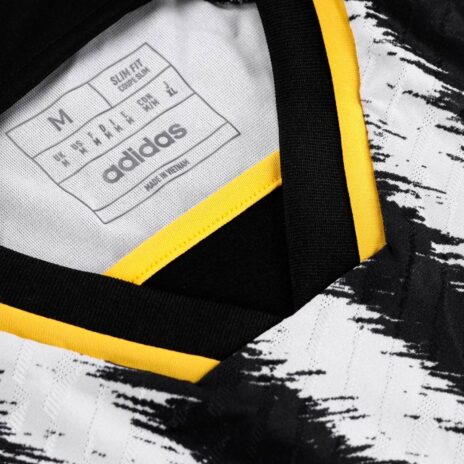 Colletto nuova maglia Juve