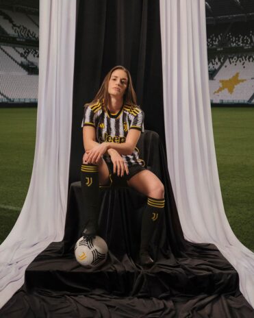 Divisa Juventus home 2024 bianconera