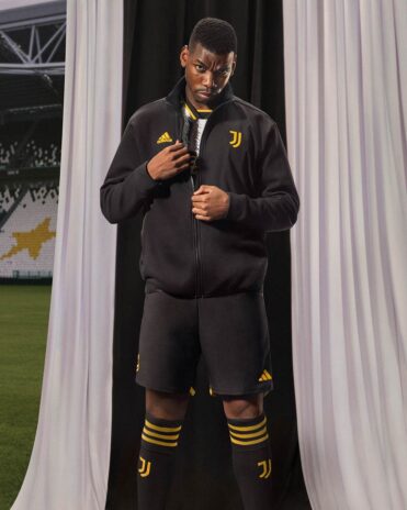 Pogba con la giacca nera della Juventus Adidas