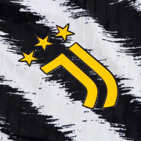 Lo stemma giallo della Juventus con le tre stelle