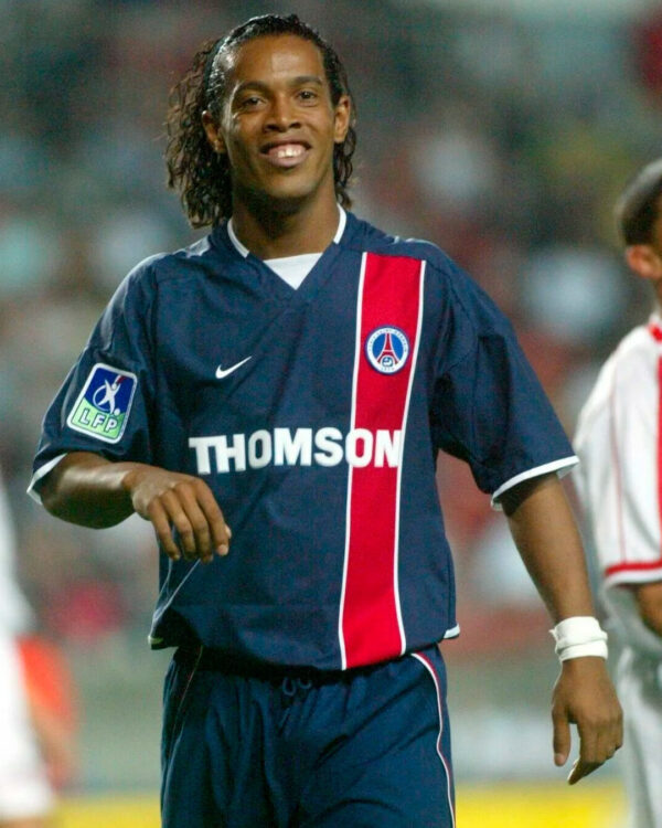 Ronaldinho con la maglia del PSG 2002-2003
