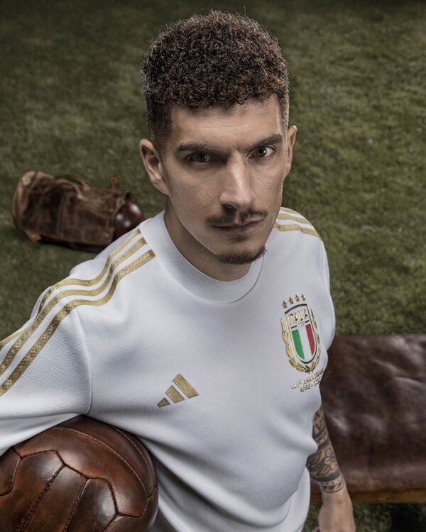 Di Lorenzo con la nuova maglia dell'Italia 2023 Adidas