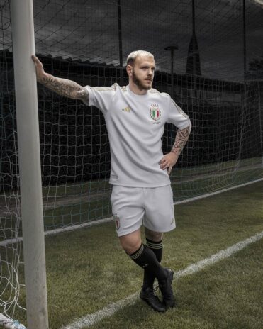 Dimarco indossa la divisa celebrativa dell'Italia 125 anni FIGC