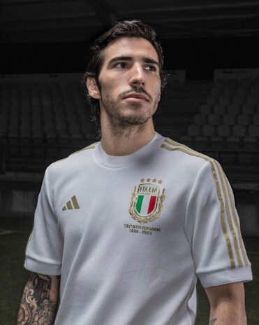 Tonali con la maglia speciale dell'Italia 125 anni FIGC