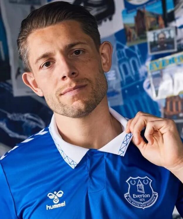 La maglia dell'Everton 2023-2024 con il ritorno del colletto bianco