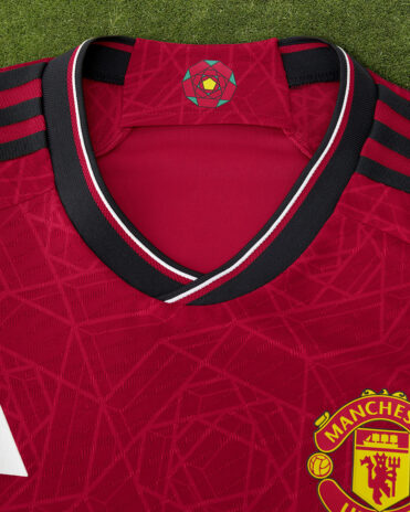 Dettaglio colletto manchester united maglia 2024
