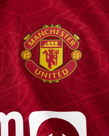 Lo stemma del Manchester Utd sulla nuova maglia adidas