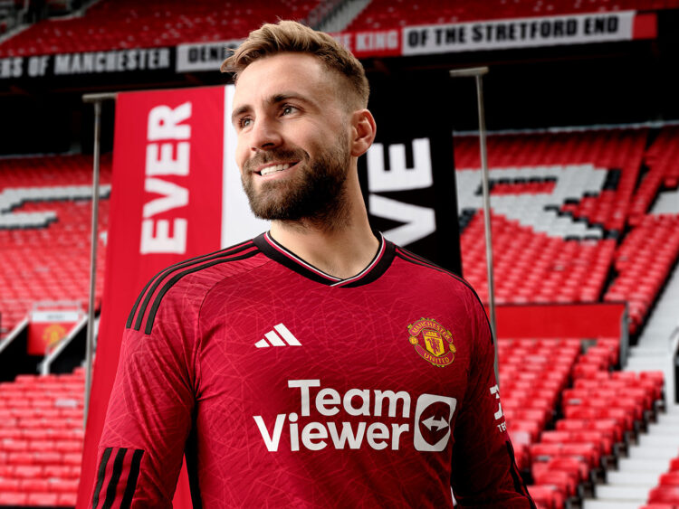 Shaw con la maglia del Manchester United 2024