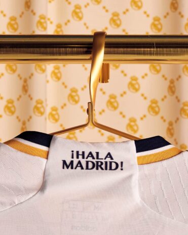 La scritta Hala Madrid sul retro del colletto