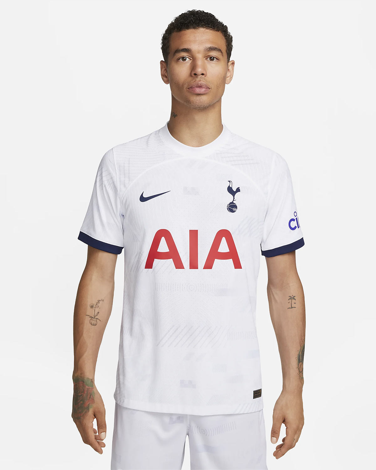 La nuova maglia del Tottenham 2023 2024 in versione all white