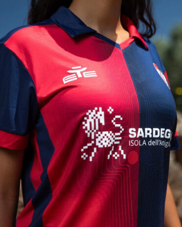 Dettaglio Madre Terra sulla maglia del Cagliari
