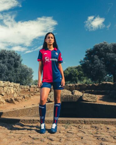 La nuova divisa del Cagliari Calcio EYE Sport