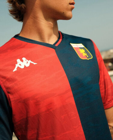 Texture mare sulla maglia del genoa 2023-2024 Kappa
