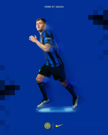 Barella con il kit dell'Inter 2023-2024