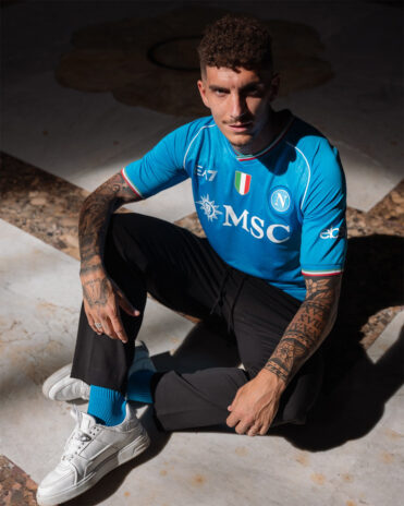 Di Lorenzo con la nuova maglia del Napoli 2023-2024 azzurra