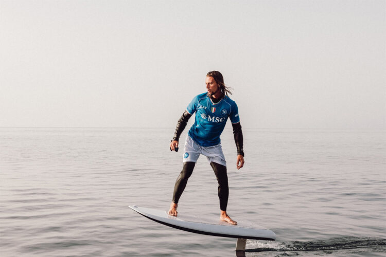 Il surfista con la maglia del napoli 2023-24