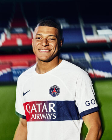 Mbappè con la nuova maglia away del PSG