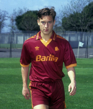 Il giovanissimo Francesco Totti nel 1993 con la maglia della Roma adidas