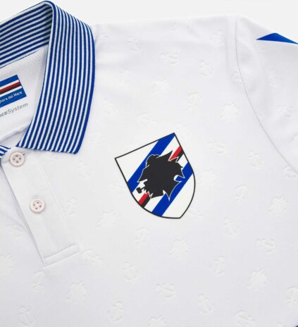 Il colletto rigato sulla maglia della sampdoria da trasferta Macron