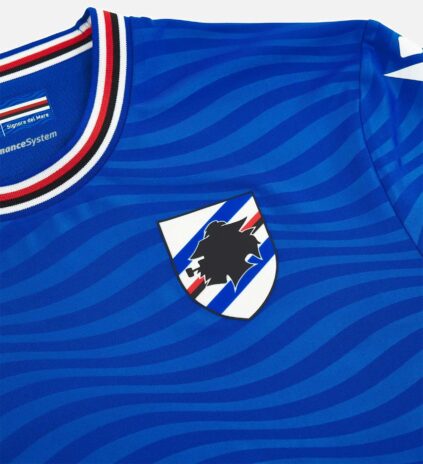 Le onde del mare sullo sfondo della maglia della Sampdoria