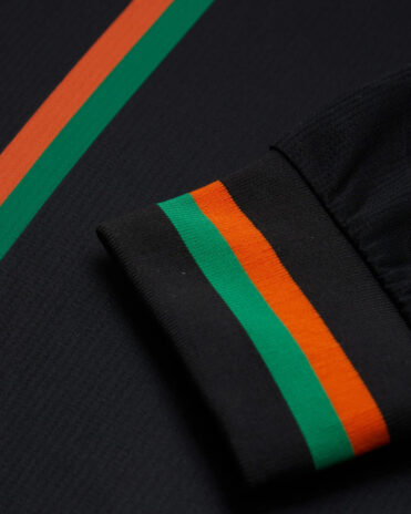 Bordi arancione e verde sulla divisa del Venezia