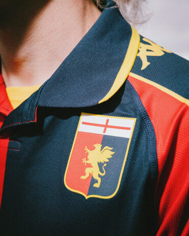 Lo stemma del Genoa sulla quarta maglia