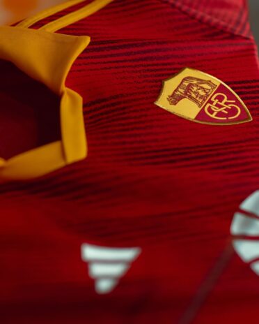 Stemma tradizionale con monogramma ASR sulla maglia della roma per il derby