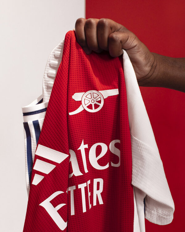 Il cannone simbolo dell'Arsenal sulla maglia