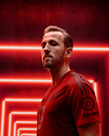 Kane indossa la nuova maglia del Bayern Monaco