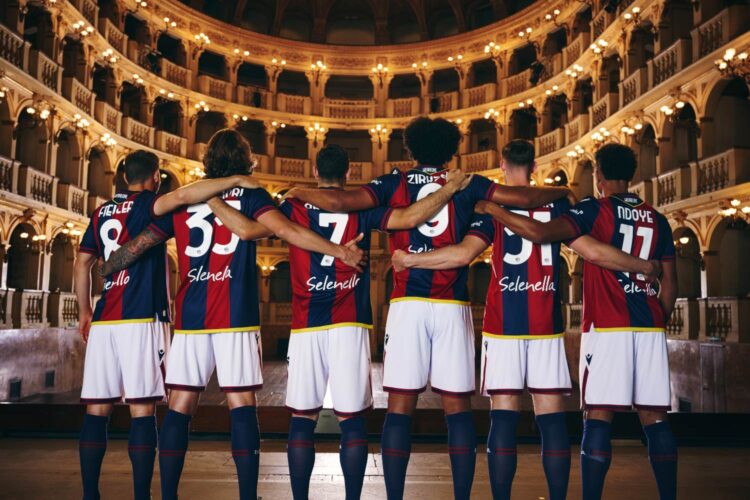 I calciatori del bologna all'interno del teatro comunale con la nuova divisa