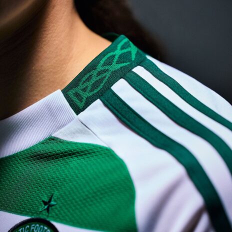 Il nodo celtico raffigurato sul colletto della maglia del celtic