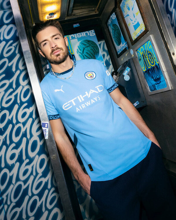 Grealish con la nuova maglia del manchester city