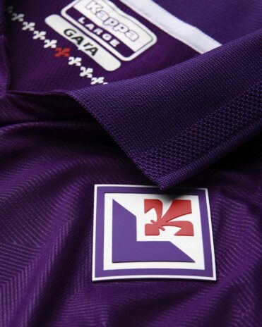 Stemma Fiorentina e dettaglio colletto