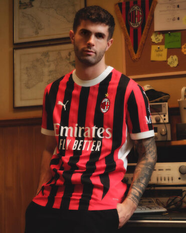 Pulisic con la nuova maglia del Milan 2024-2025