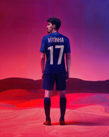 Retro divisa PSG con font Vitinha 17