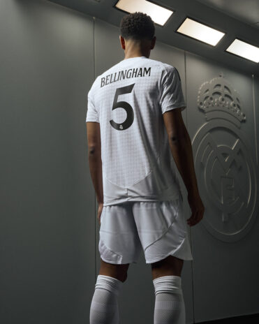 Bellingham con la maglia del Real Madrid 2024-25