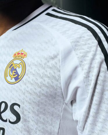 Dettaglio stemma Real Madrid nuova maglia