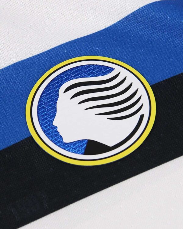Lo stemma dell'Atalanta anni '80 impresso sulla maglia away