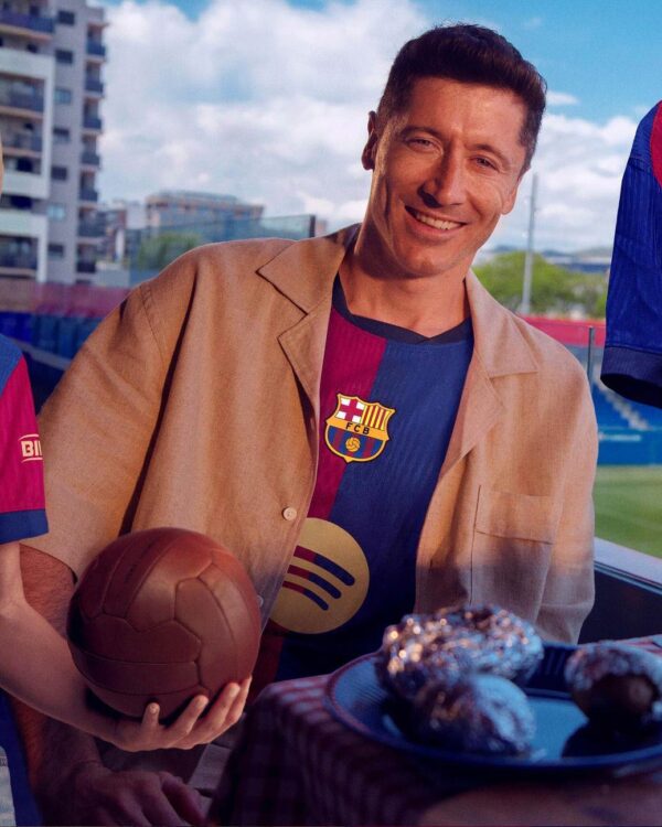 Lewandowski con la nuova maglia del barcellona